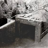 Altes Schwarz-weiß-Foto eines historischen Siels, gefertigt aus einem Baumstamm