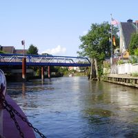 Foto der heutigen Drehbrücke im Estebrügger Ortskern mit ihrem blau-weißen Geländer.