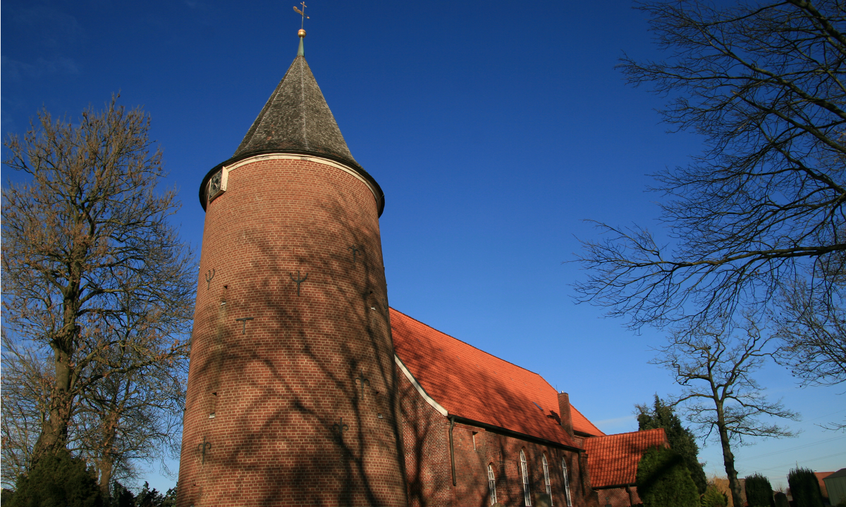 Foto der Hollerner Kirche von außen.