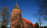 Foto der Hollerner Kirche von außen.